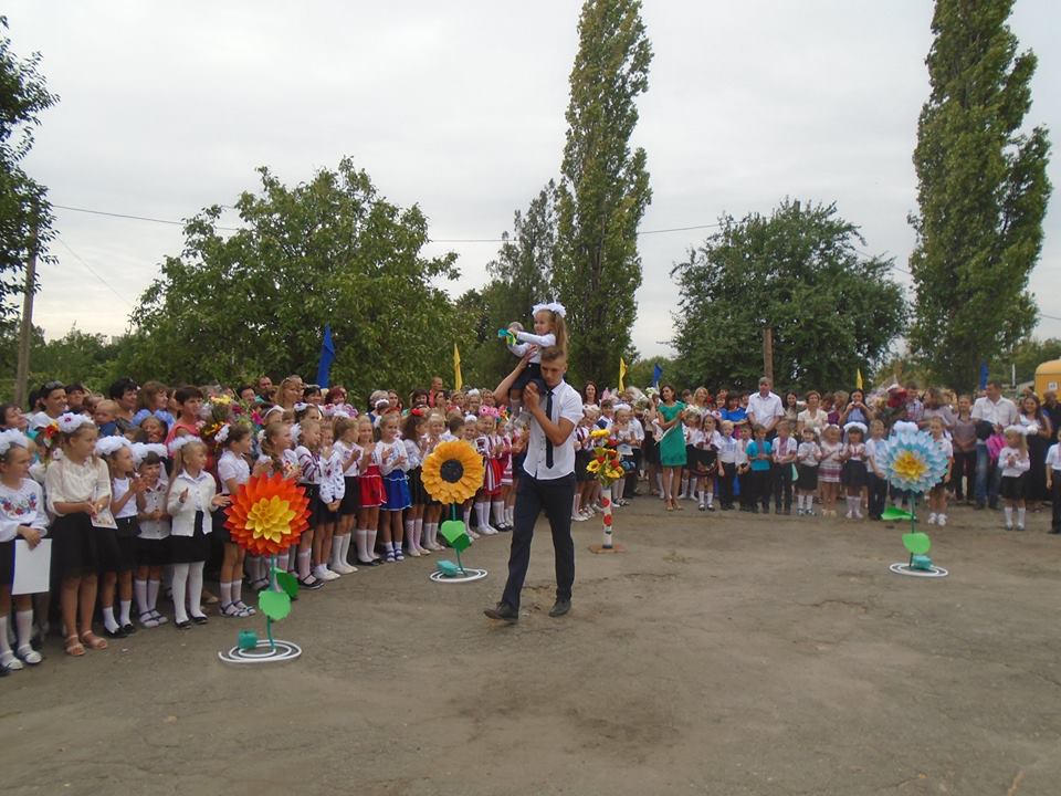 Голова Верхньорогачицької райдержадміністрації Наталія Тарасова завітала на святкову лінійку до учнів опорної школи району